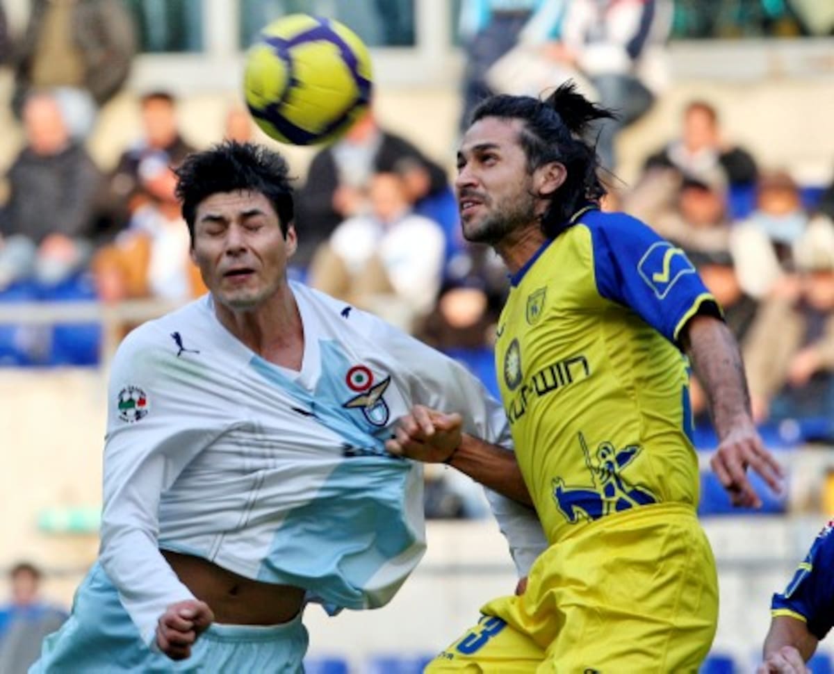 Lazio forward Julio Ricardo Cruz, of Argentina, left, and Chievo Verona defender Mario Alberto Yepes, of Colombia, jump for a header during the Serie A soccer match between Lazio and Chievo Verona at Rome's Olympic stadium, Sunday, Jan. 24, 2010. (AP Photo/Alessandra Tarantino)