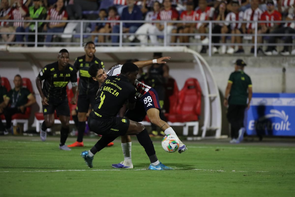 El Atlético Bucaramanga perdió su invicto de 11 fechas en la Liga y 14 partidos en total. La derrota 2-0 ante Junior marcó la primera caída del semestre para el equipo santandereano. /FOTO: Jairo Cassiani Colprensa