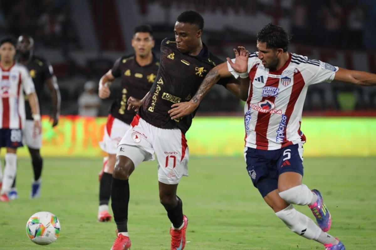 América, con su empate 0-0 ante Junior, en Barranquilla, conservó el primer lugar de la Liga BetPlay. Foto: Colprensa.