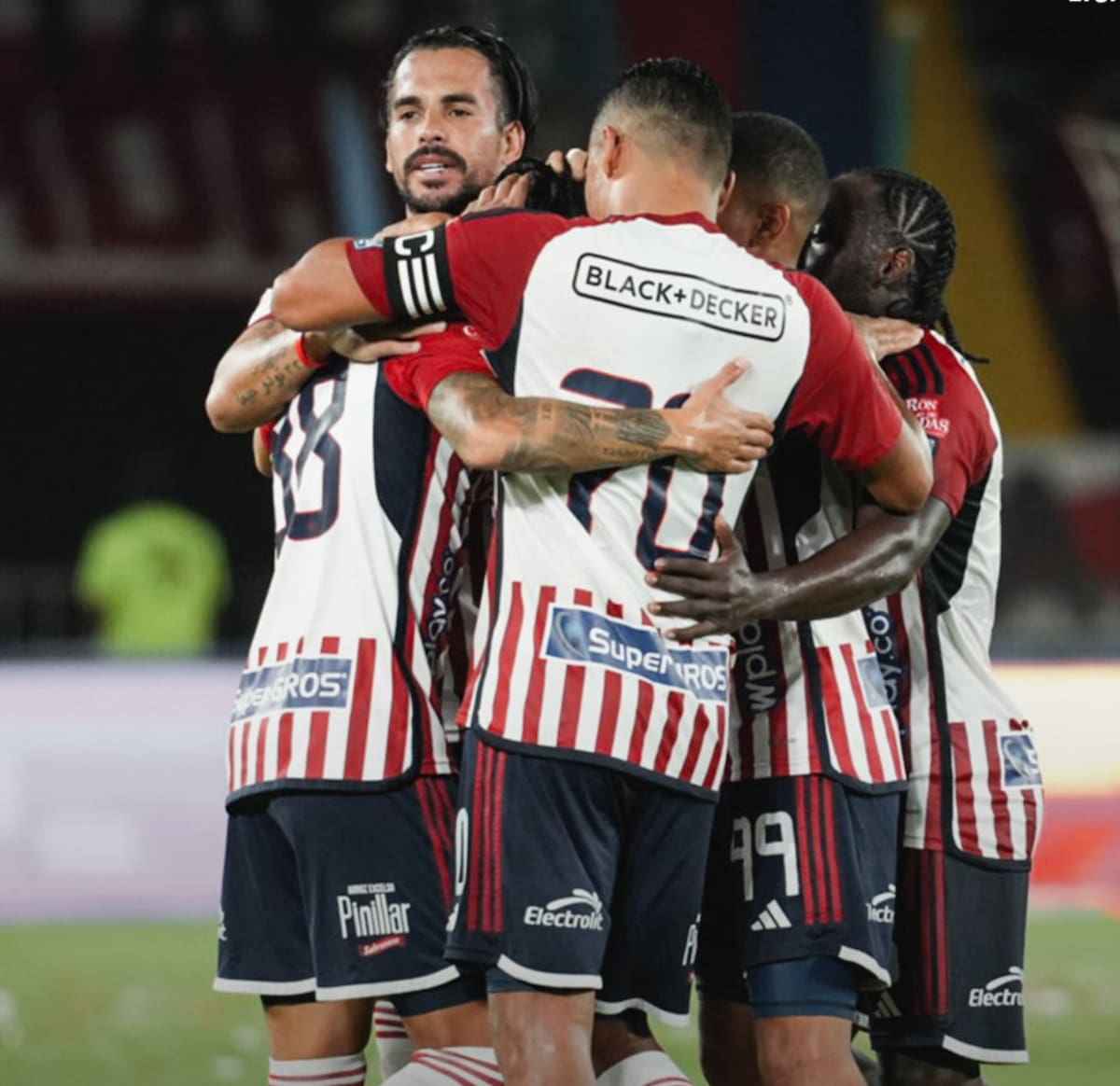 Jugadores de Junior de Barranquilla festejan la primera victoria en al Liga BetPlay Dimayor I, conseguido ante el Once Caldas en el Estadio Metropolitano Roberto Meléndez. (Cortesía / VANGUARDIA).