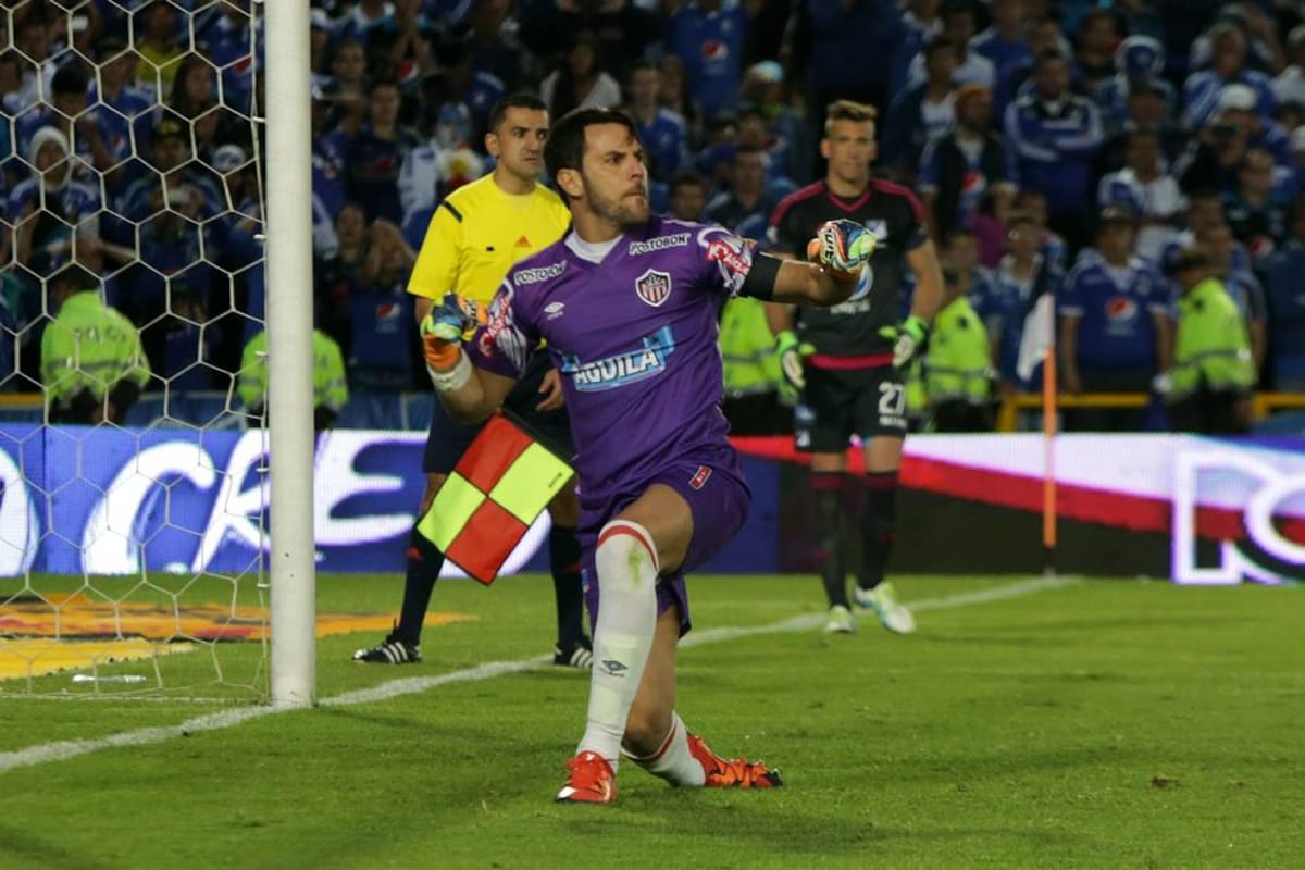 Sebastián Viera, cancerbero de Junior, fue el jugador más destacado, con brillantes atajadas y hasta gol en el juego de ida, de la serie de cuartos de final entre los ‘curramberos’ y Millonarios. (Foto: Colprensa / VANGUARDIA LIBERAL)