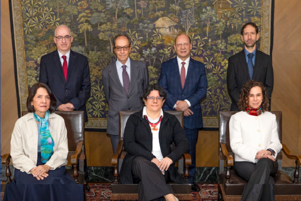 Integrantes de la Junta Directiva del Banco de la República junto al ministro de Hacienda, Germán Ávila. | Foto Cortesía Banrepública.