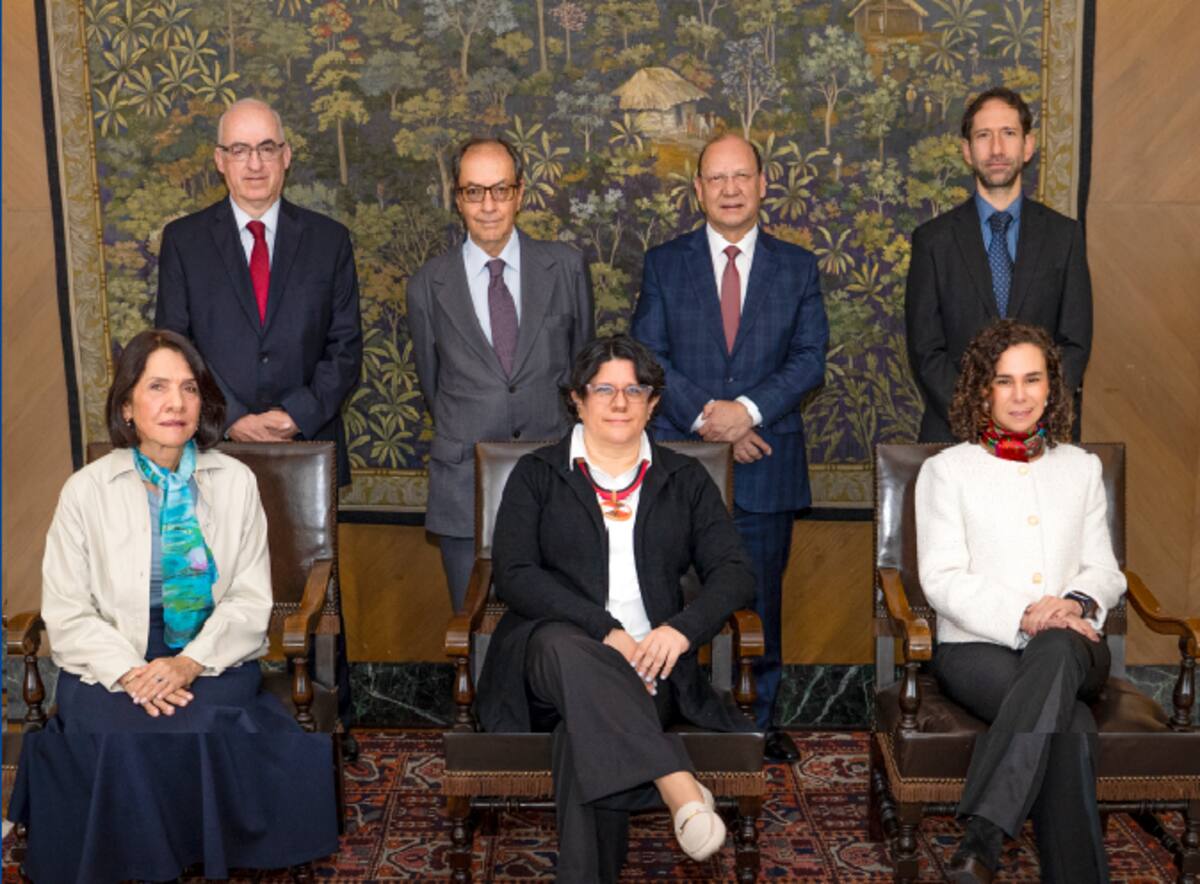 Integrantes de la Junta Directiva del Banco de la República junto al ministro de Hacienda, Germán Ávila. //Foto Cortesía Banrepública.
