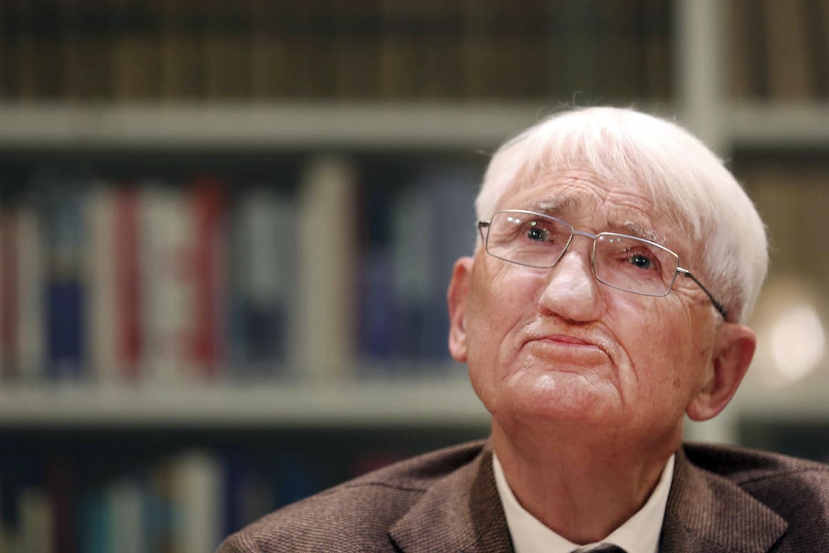 Fotografía de archivo fechada el 12 de diciembre de 2012 del filósofo alemán Jürgen Habermas durante una conferencia de prensa en el Instituto Heinrich Heine en Duesseldorf (Alemania). Habermas falleció este sábado a los 96 años, según informaron medios germanos como la revista 'Der Spiegel', que citó como fuente a la editorial que publica los libros del célebre autor en Alemania, Suhrkamp. EPA/MARTIN GERTEN ARCHIVO