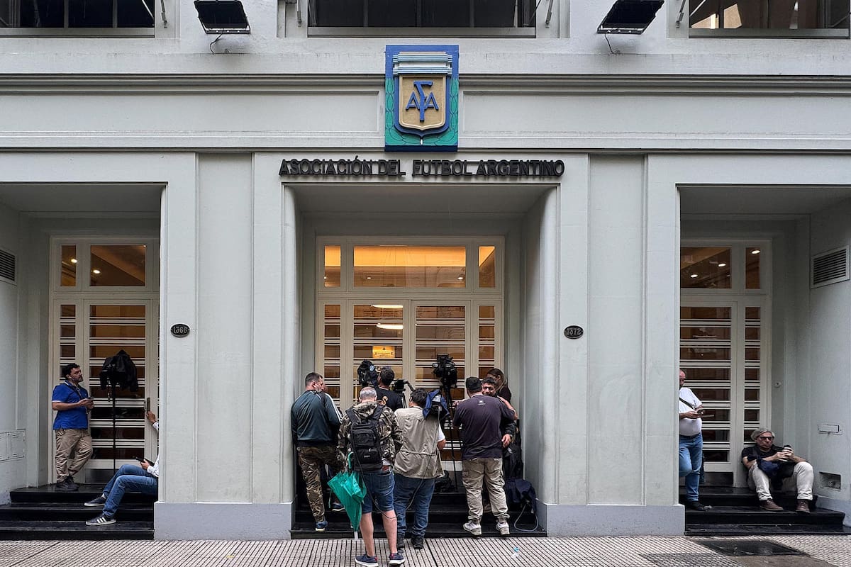 La Justicia argentina ordenó el registro a las instalaciones de la AFA y de 17 clubes, entre ellos siete de la máxima categoría, en medio de una causa que investiga un presunto lavado de dinero por medio de una entidad financiera. EFE/ Juan Ignacio Roncoroni