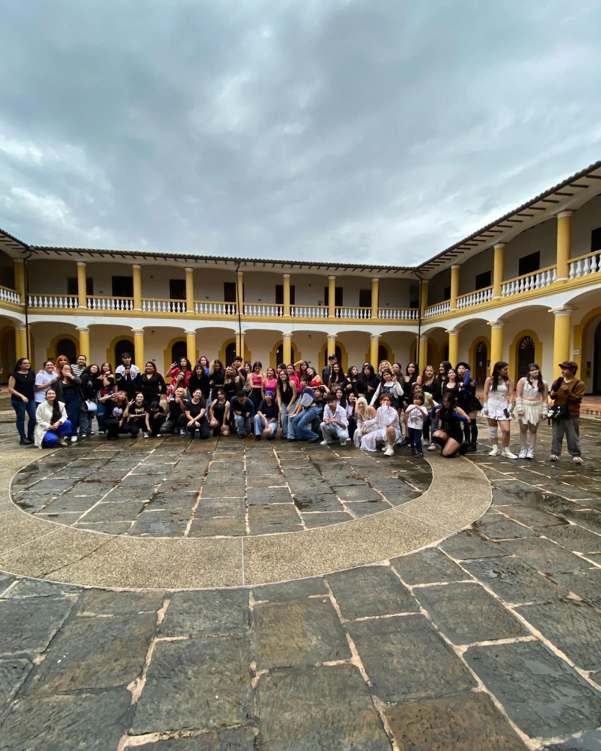 Lo que comenzó hace más de una década como pequeños encuentros entre seguidores de la música coreana hoy reúne a cientos de personas en Bucaramanga. Fanbases, grupos de baile y comunidades culturales han convertido el K-pop en un fenómeno que trasciende la música, justo cuando BTS llega por primera vez a Colombia.
