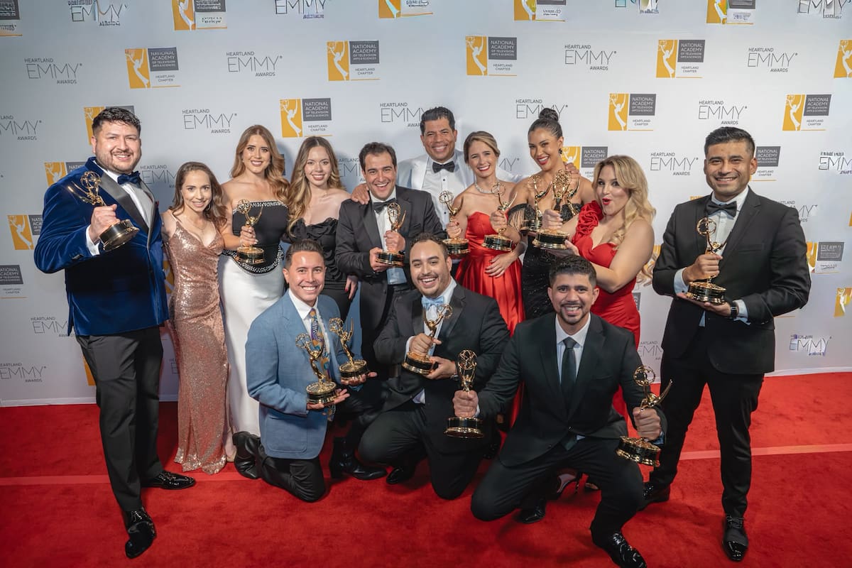 Antes de llegar a la televisión hispana de Estados Unidos, Karen Gutiérrez pasó por la redacción de Vanguardia y aprendió a unir periodismo y lenguaje digital. Hoy, la comunicadora nacida en Bucaramanga y criada en Floridablanca celebra un Emmy regional por una cobertura que informó en español a las familias de Colorado. Foto suministrada/VANGUARDIA