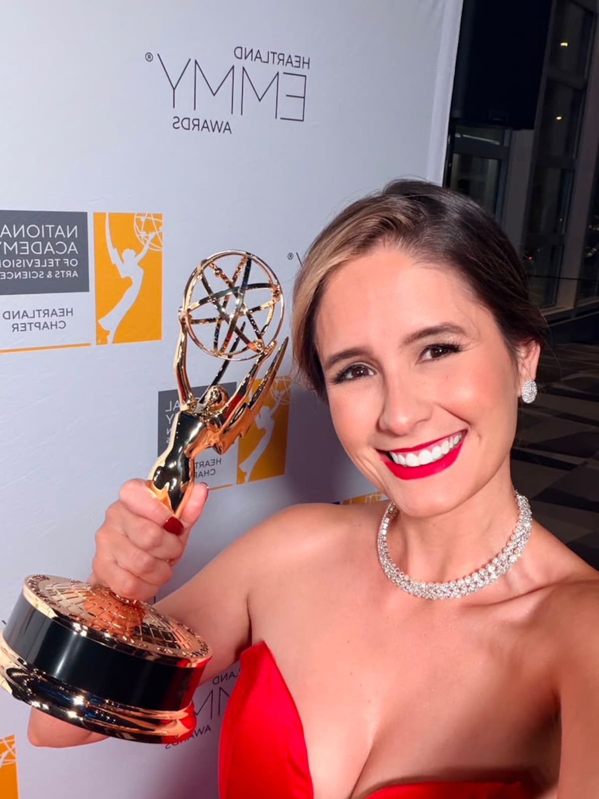 Antes de llegar a la televisión hispana de Estados Unidos, Karen Gutiérrez pasó por la redacción de Vanguardia y aprendió a unir periodismo y lenguaje digital. Hoy, la comunicadora nacida en Bucaramanga y criada en Floridablanca celebra un Emmy regional por una cobertura que informó en español a las familias de Colorado. Foto suministrada/VANGUARDIA
