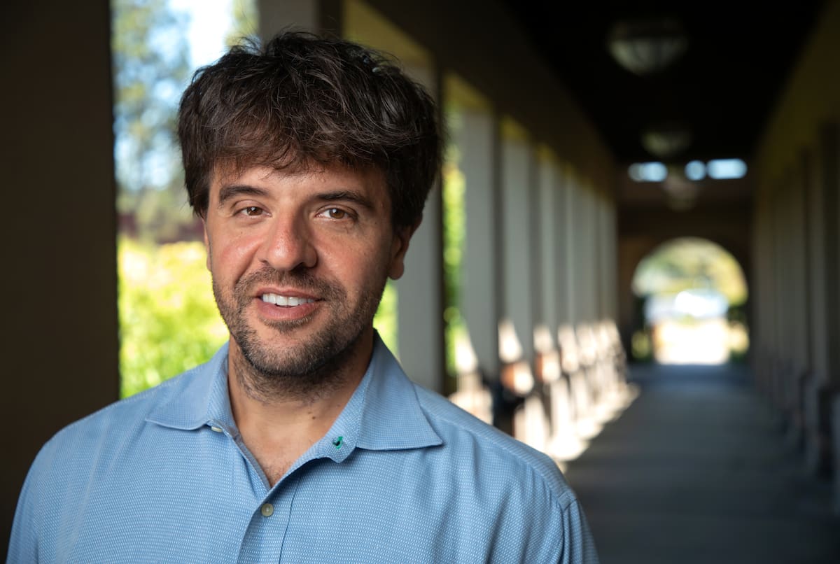 El científico y médico estadounidense Karl Deisseroth posando para un retrato en su laboratorio CNC de la Facultad de Medicina de la Universidad de Stanford en Palo Alto, California (EE. UU.), el 10 de agosto de 2021 (difundida el 5 de octubre de 2026). El Premio Nobel de Fisiología o Medicina de 2026 fue concedido conjuntamente a Karl Deisseroth, Peter Hegemann y Georg Nagel "por sus descubrimientos sobre los canales iónicos activados por luz y la optogenética", según el Comité Nobel.