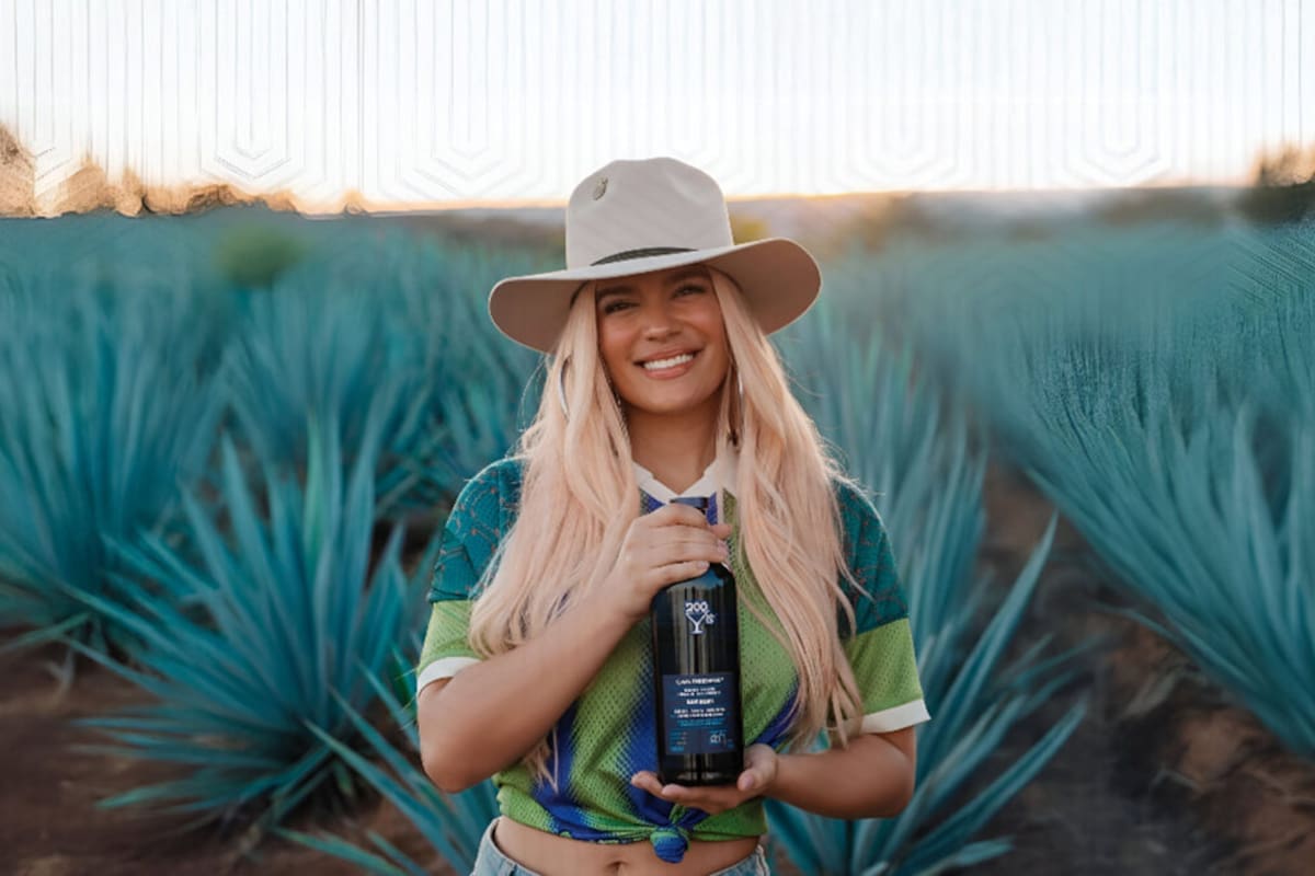 La cantante paisa Karol G confirmó que su tequila cristalino 200 Copas, creado junto a la destilería mexicana Casa Dragones, ya está disponible en Colombia. / Redes sociales