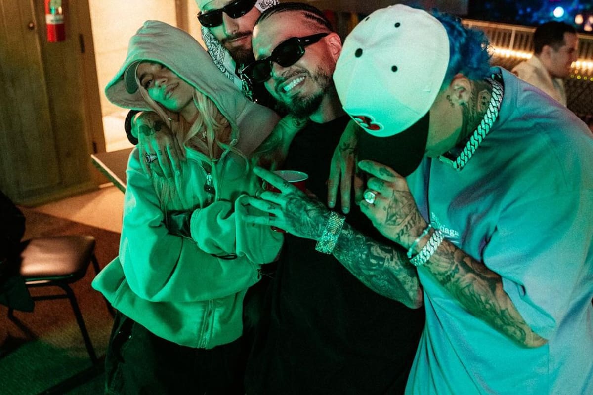 Karol G, Feid, J Balvin, Maluma, Blessd, Ryan Castro y DFZM, hacen parte de la canción.