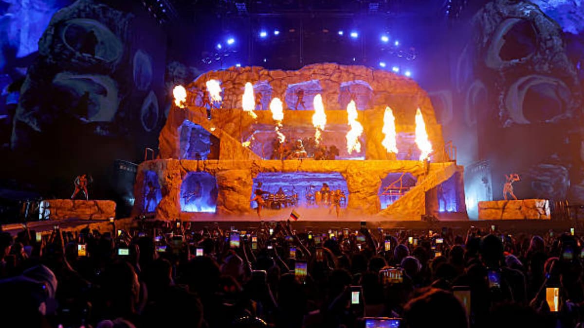 El show, bautizado como “TropiCoachella”, se extendió por cerca de dos horas con una narrativa centrada en lo latino. Imagen tomada de: GettyImages