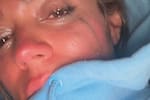 Karol G publicó una foto entre lágrimas y encendió las alarmas en redes