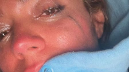 Karol G publicó una foto entre lágrimas y encendió las alarmas en redes