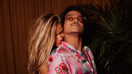 ¿Karol G y Bruno Mars en una relación? Fotos y videos de los artistas encienden las redes