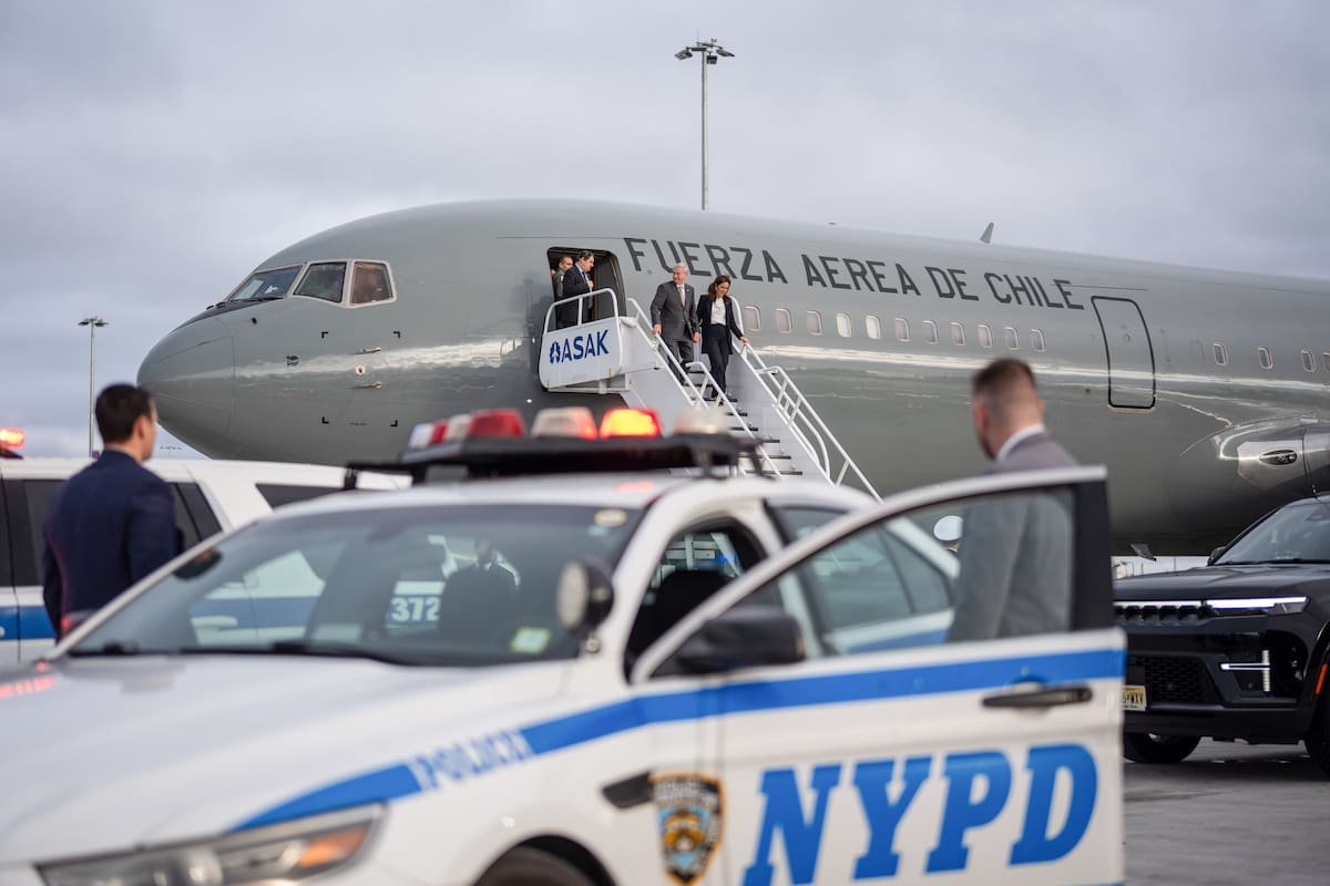 AME9459. NUEVA YORK (ESTADOS UNIDOS), 21/09/2026.- Fotografía cedida por la Presidencia de Chile que muestra a su mandatario, José Antonio Kast (i), junto a su esposa María Pía Adriasola, este lunes durante su llegada a Nueva York (Estados Unidos). EFE/ Presidencia de Chile /SOLO USO EDITORIAL/ NO VENTAS/ SOLO DISPONIBLE PARA ILUSTRAR LA NOTICIA QUE ACOMPAÑA (CRÉDITO OBLIGATORIO)