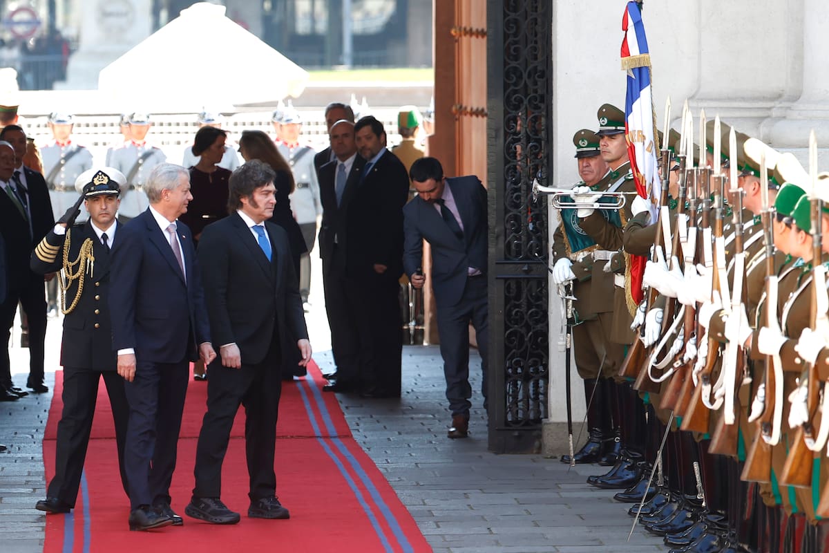 AME4262. SANTIAGO (CHILE), 03/09/2026.- El presidente de Chile, José Antonio Kast (c-i), recibe a su homólogo de Argentina, Javier Milei (c), para una visita oficial este jueves, en el Palacio de la Moneda en Santiago (Chile). Kast recibió a su homólogo argentino, Javier Milei, tras la polémica en torno a la soberanía del Estrecho de Magallanes y la detención en Bolivia del estratega digital de la ultraderecha latinoamericana, el argentino Fernando Cerimedo. EFE/ Elvis González