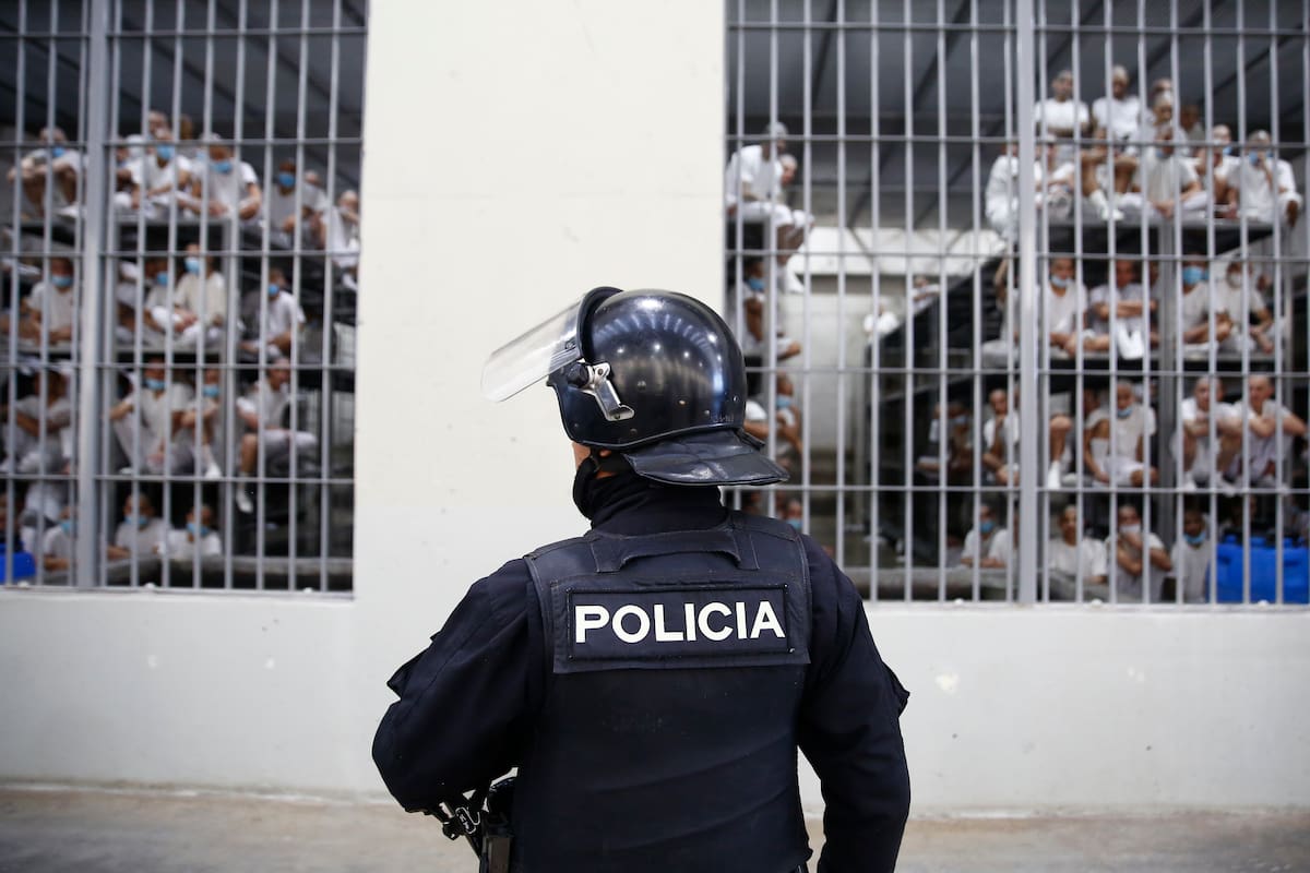 AME9795. SAN SALVADOR (EL SALVADOR), 30/01/2026.- Un integrante de la Unidad de Mantenimiento del Orden (UMO), fuerza especializada de la Policía Nacional Civil (PNC) de El Salvador, custodia a personas privadas de la libertad en la cárcel de máxima seguridad para pandilleros, Centro de Confinamiento del Terrorismo (Cecot), durante un recorrido del presidente electo de Chile, José Antonio Kast, este viernes en San Salvador (El Salvador). Kast se encuentra en El Salvador para hacer un recorrido por el Cecot y sostener una reunión privada con el mandatario salvadoreño, Nayib Bukele. EFE/ Rodrigo Sura