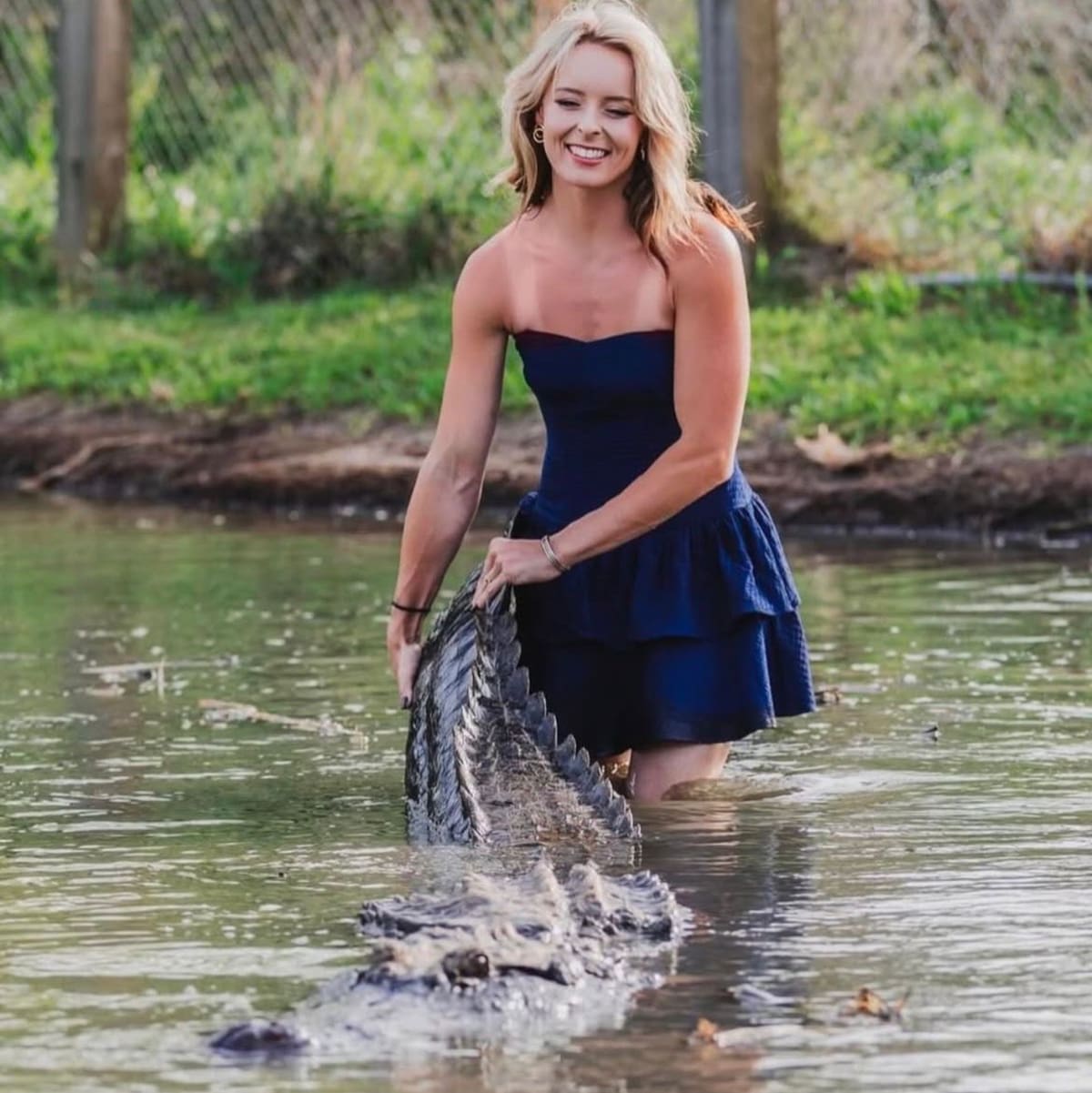 La graduada de la Universidad Estatal de McNeese, Kat Daley, se está volviendo viral por sus fotos de graduación que presentan a un caimán llamado Big Al en el Gator Country Adventure Park, el parque de rescate de reptiles donde ha trabajado durante el último año.