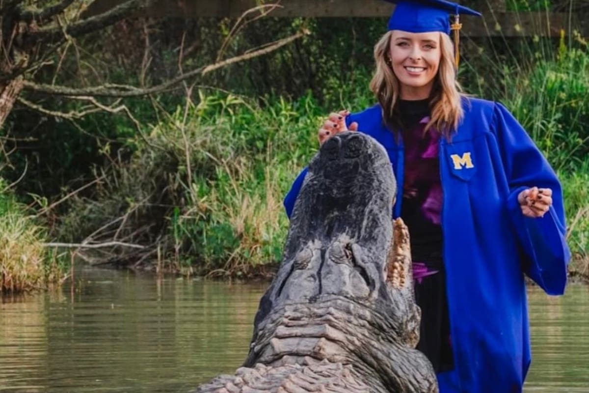 Kat Daley, vistiendo sus insignias de grado de la Universidad Estatal de McNeese, posa con total serenidad al lado de 'Big Al' en las instalaciones de rescate en Texas.