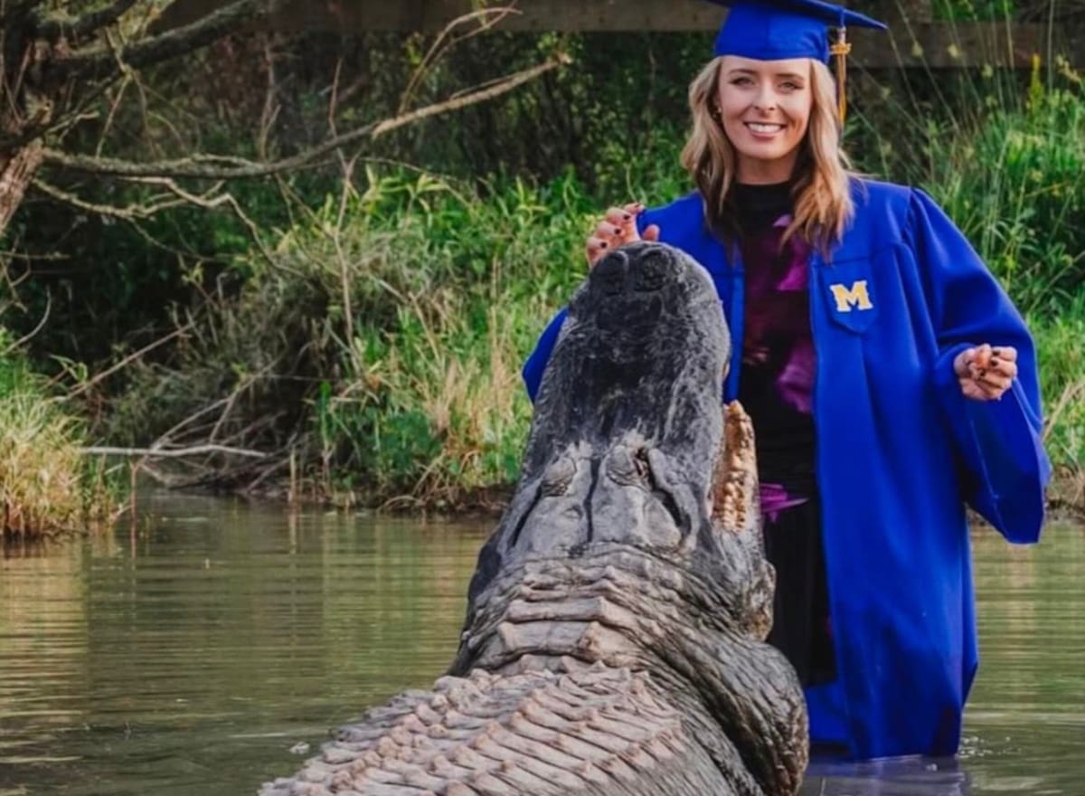 Kat Daley, vistiendo sus insignias de grado de la Universidad Estatal de McNeese, posa con total serenidad al lado de 'Big Al' en las instalaciones de rescate en Texas.