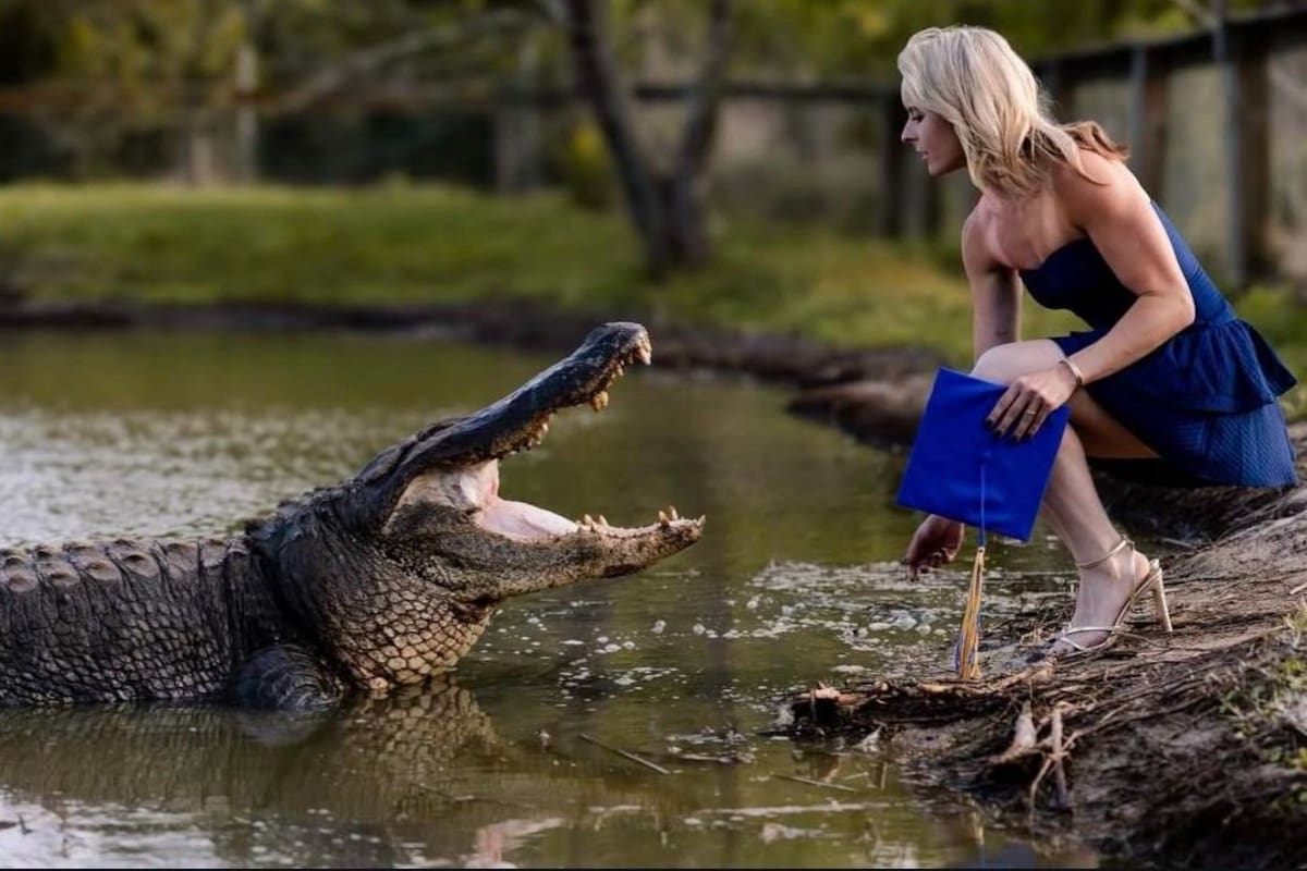 Kat Daley, graduada de la Universidad Estatal de McNeese, posa con Big Al, su compañero de trabajo en ‘Gator Country’ en Beaumont, Texas.