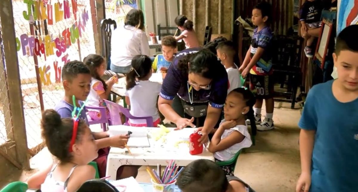 Katherine Arévalo fundó Colores del Manantial para educar y acompañar los procesos de formación de niños del barrio 12 de octubre.