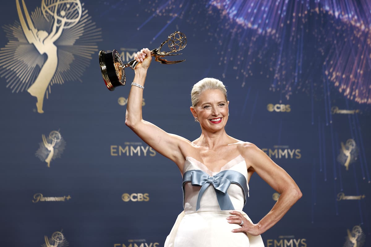 La actriz estadounidense Katherine LaNasa, ganadora del premio a la mejor actriz de reparto en una serie dramática por "The Pitt", posa con el galardón en la sala de prensa durante la 77.ª ceremonia anual de los Premios Emmy, celebrada en el Teatro Peacock de Los Ángeles, California, EE. UU., el 14 de septiembre de 2025.