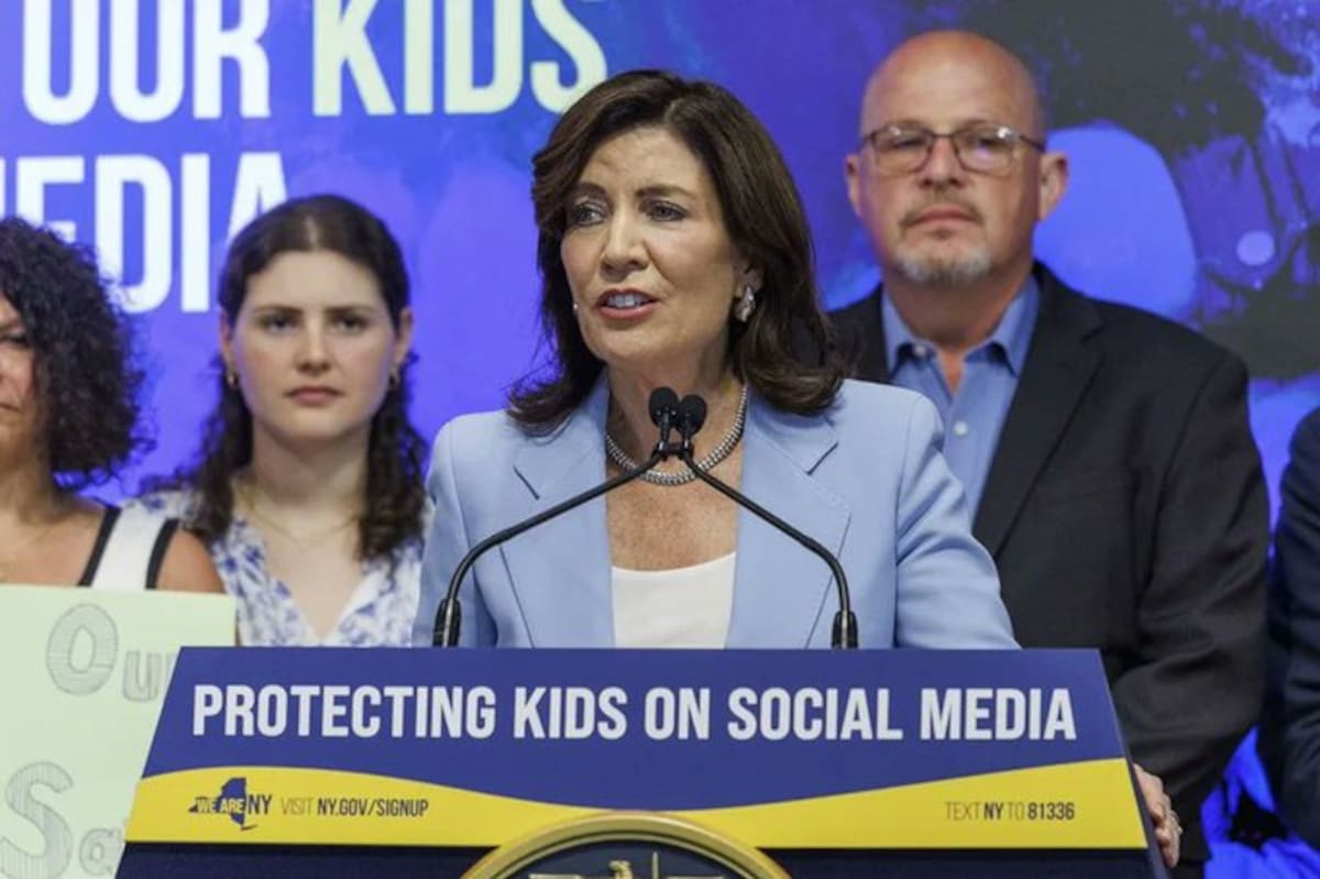 La gobernadora de Nueva York, Kathy Hochul, arremete contra la investigación original realizada por la policía local tras las acusaciones de una violación grupal en la Universidad de Cornell.