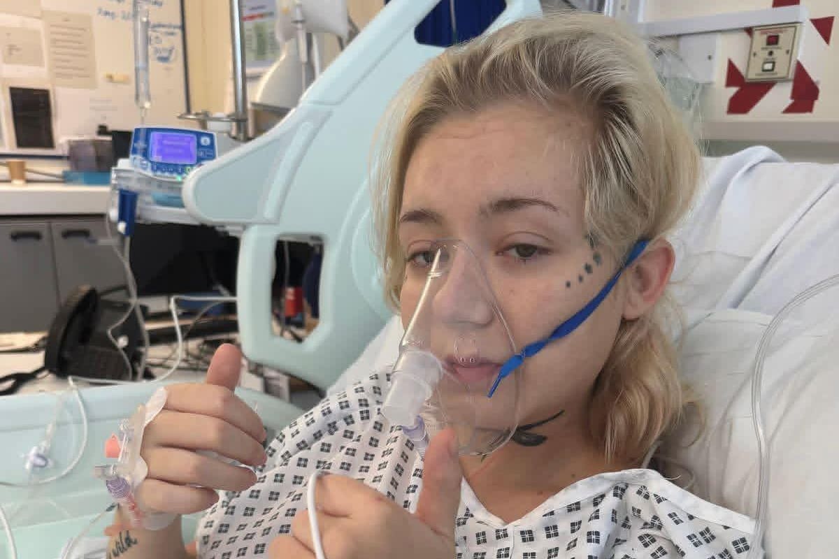 Kayley Boda ha sido intervenida para extraerle la mitad de un pulmón. “Manténganse lejos de los 'vapes', les pasarán factura”.