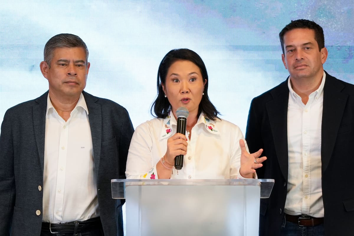 La candidata a la Presidencia de Perú Keiko Fujimori habla junto a su formula vicepresidencial, Luis Galarreta (i) y Miguel Torres, tras los resultados de la segunda vuelta de las elecciones este domingo, en Lima (Perú). //EFE - John Reyes Mejía.