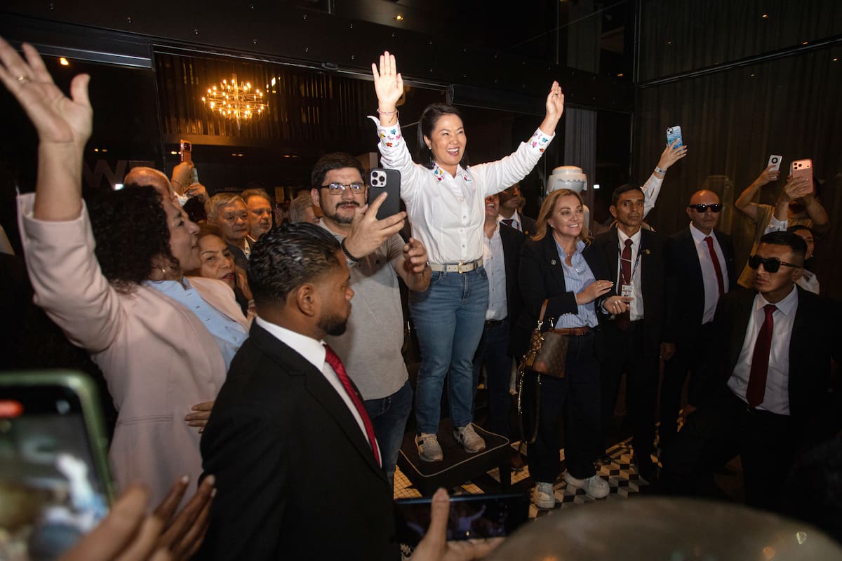 La candidata a la Presidencia de Perú Keiko Fujimori (c) celebra junto a simpatizantes tras los resultados de la segunda vuelta. //EFE/ Renato Pajuelo.