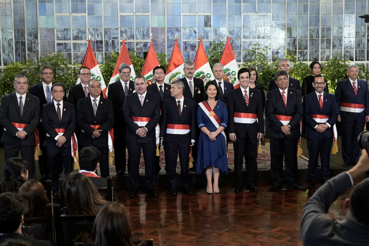 La presidenta de Perú, Keiko Fujimori (c), posa con los integrantes de su gabinete ministerial durante la toma de juramento, en Lima (Perú). //EFE - John Reyes Mejía.