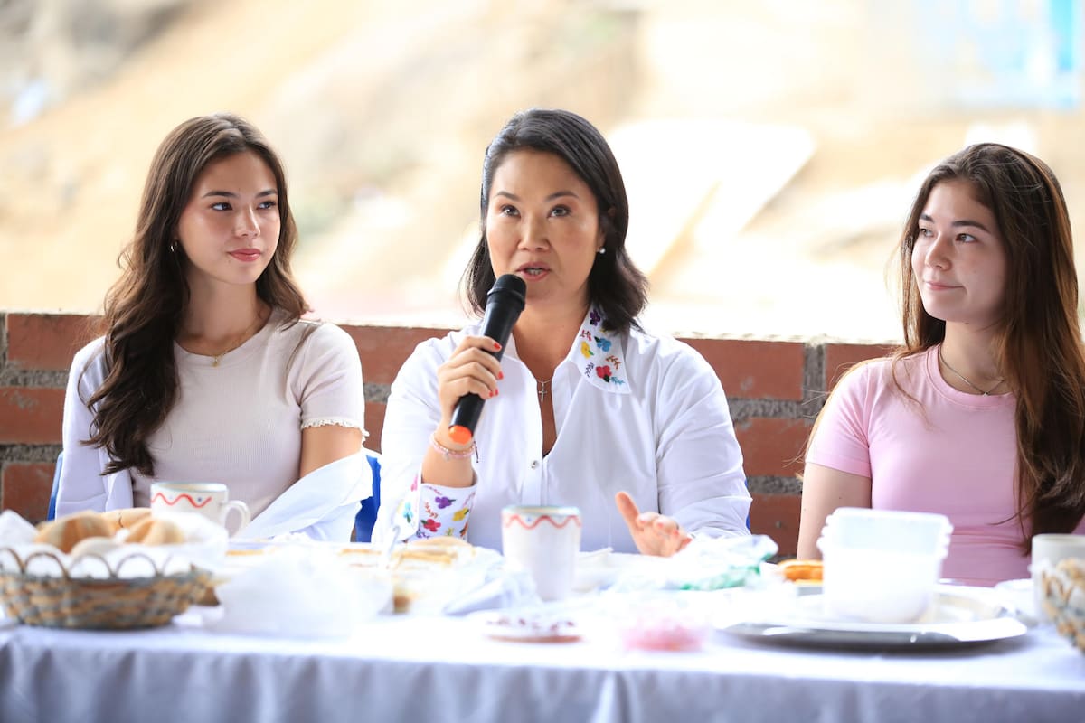 La candidata a la Presidencia de Perú por el partido Fuerza Popular, Keiko Fujimori, junto a sus dos hijas, habla en el tradicional desayuno electoral este domingo, durante la segunda vuelta de las elecciones presidenciales, en el distrito de San Juan de Lurigancho en Lima (Perú). EFE/ German Falcón