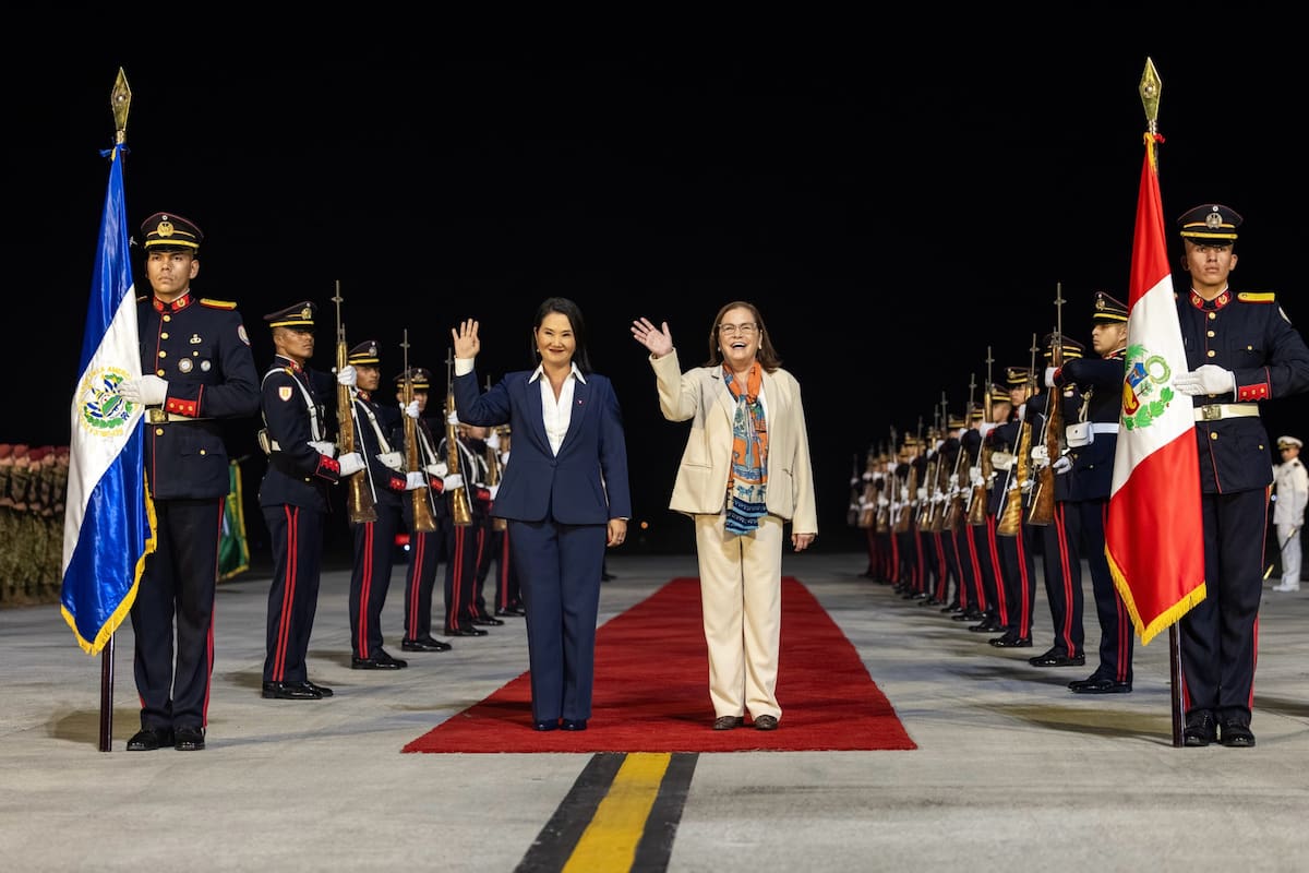 La presidenta de Perú Keiko Fujimori llegó a El Salvador en visita oficial para fortalecer la cooperación bilateral en ejes como seguridad, lucha contra el crimen organizado, salud y educación. A su llegada, fue recibida por la canciller salvadoreña, Alexandra Hill. Foto: @presidenciaperu