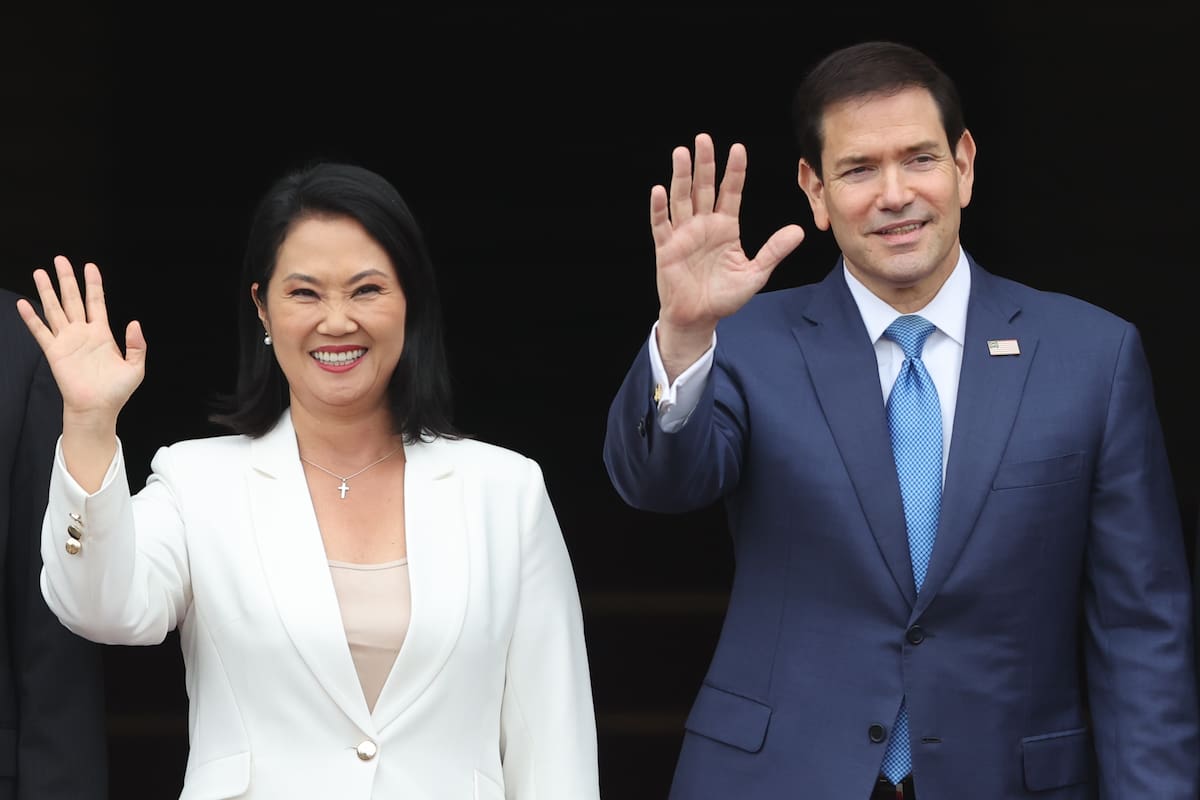 AME6174. LIMA (PERÚ), 10/09/2026.- La presidenta de Perú, Keiko Fujimori (i), posa junto al secretario de Estado de Estados Unidos, Marco Rubio, este jueves en el Palacio de Gobierno en Lima (Perú). Fujimori recibió a Rubio, con honores para sostener una audiencia sobre temas de interés bilateral, en la última actividad oficial de la autoridad estadounidense como parte de su gira por Suramérica, que lo llevó previamente a Ecuador y Colombia. EFE/ Paolo Aguilar