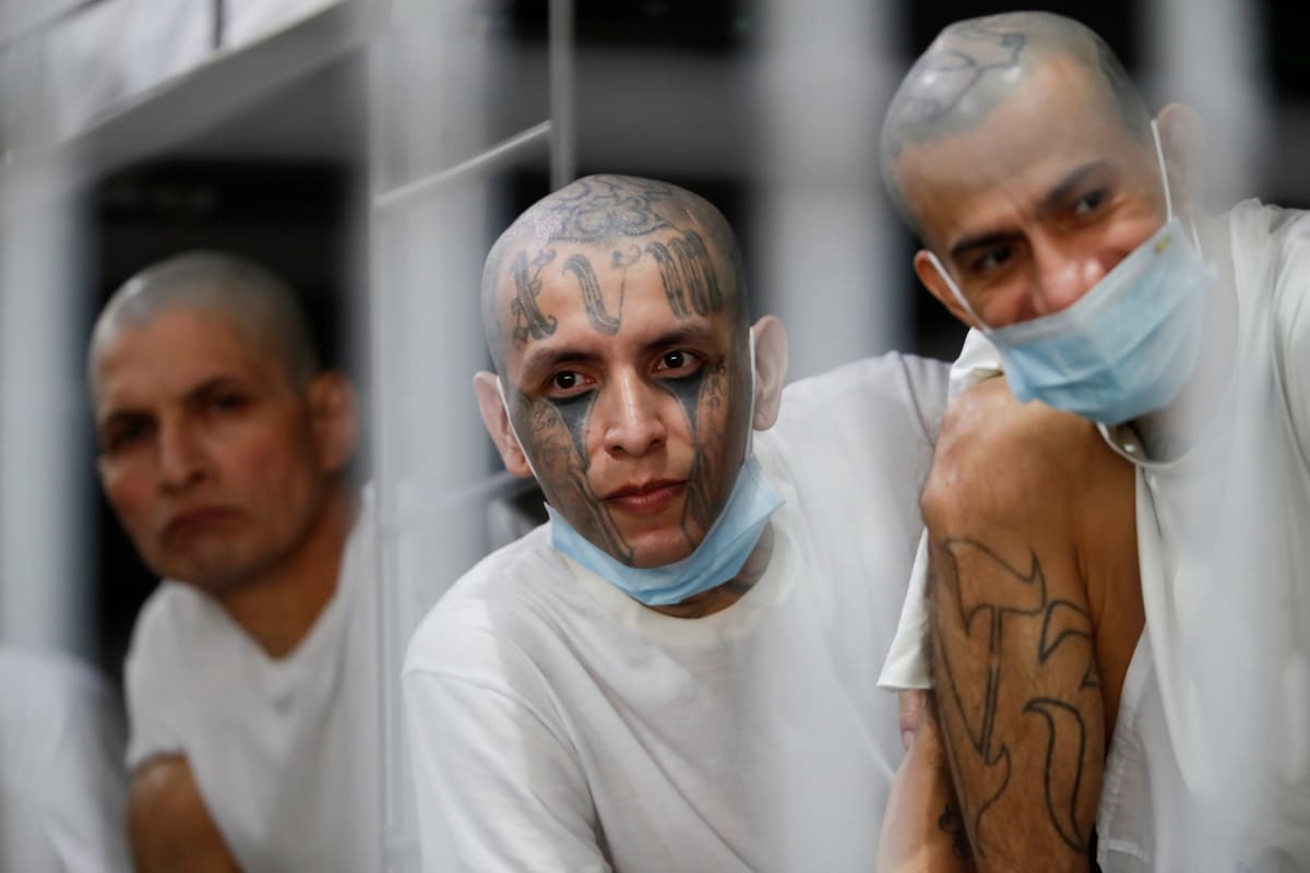 FOTODELDÍA AME1207. TECOLUCA (EL SALVADOR), 29/10/2026.- Fotografía que muestra a reos este jueves, durante la visita de la presidenta de Perú, Keiko Fujimori, a las instalaciones del Centro de Confinamiento del Terrorismo (Cecot), en Tecoluca (El Salvador). La cárcel, a más de 70 kilómetros de la capital, con capacidad para 40.000 reos, es un laberinto de concreto, hierro, asfalto y acero que custodian guardias penitenciarios y soldados desde torres con más de 15 metros de altura. EFE/ Rodrigo Sura