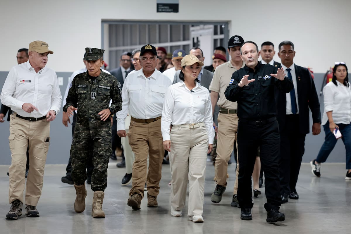 AME1184. TECOLUCA (EL SALVADOR), 29/10/2026.- El ministro de Seguridad Pública y Justicia de El Salvador, Gustavo Villatoro (d), y el ministro de Defensa de El Salvador, René Francis Merino (2-i), acompañan a la presidenta de Perú, Keiko Fujimori (c), este jueves a una visita en la megacárcel Centro del Confinamiento del Terrorismo (Cecot), en Tecoluca (El Salvador). EFE/ Rodrigo Sura