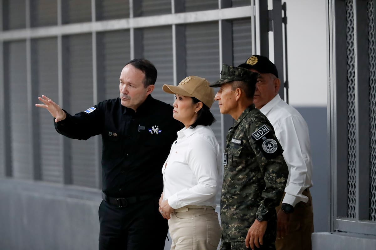 AME1206. TECOLUCA (EL SALVADOR), 29/10/2026.- El ministro de Seguridad Pública y Justicia de El Salvador, Gustavo Villatoro (i), y el ministro de Defensa de El Salvador, René Francis Merino (d), acompañan a la presidenta de Perú, Keiko Fujimori (c), este jueves a una visita en la megacárcel Centro del Confinamiento del Terrorismo (Cecot), en Tecoluca (El Salvador). EFE/ Rodrigo Sura