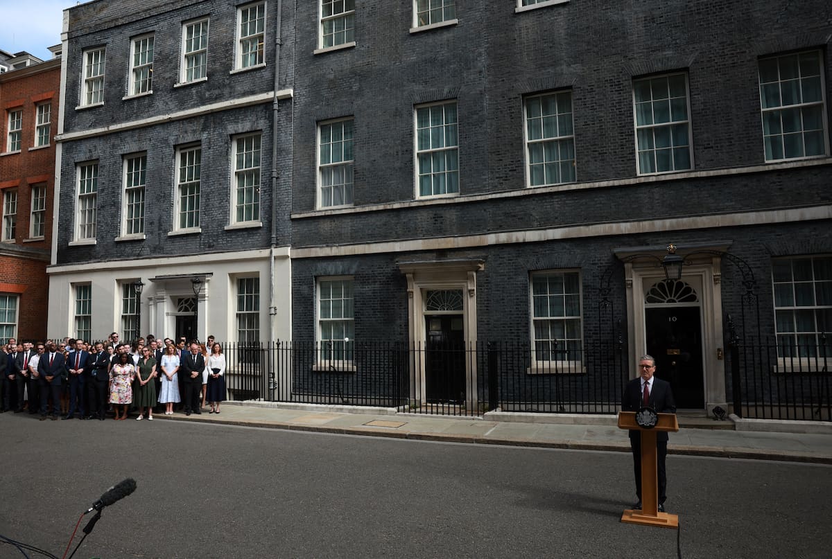 Tras la renuncia del primer ministro Keir Starmer, el Partido Laborista está en guerra interna. Un sector quiere poner a dedo al popular Andy Burnham para no perder tiempo, mientras que otros exigen elecciones primarias.