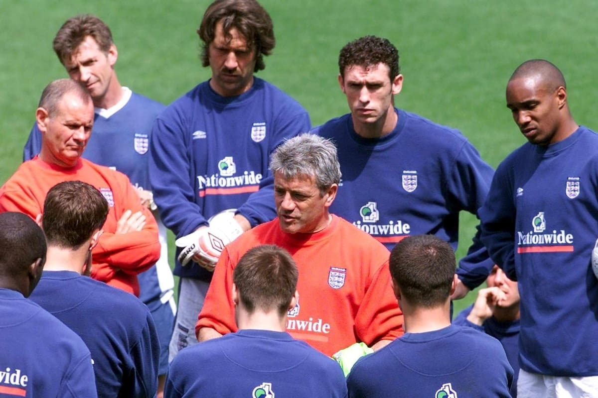 El exfutbolista y entrenador inglés Kevin Keegan, doble ganador del Balón de Oro, ha fallecido a los 75 años a causa de un cáncer, según anunció este lunes su familia. En la imagen, Kevin Keegan durante la Euro 2000 como seleccionador inglés. EFE/EPA/Pascal George