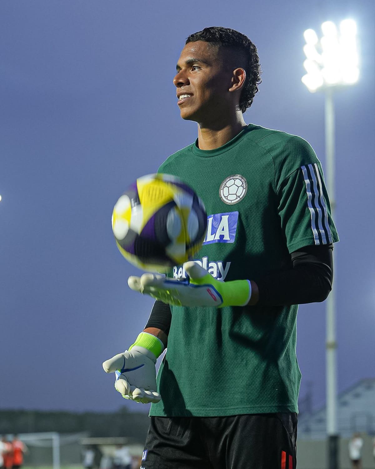 El portero Kevin Mier, entrenando con la selección Colombia antes del compromiso frente a Perú por la fecha 15 de las Eliminatorias. Foto: Selección Colombia.
