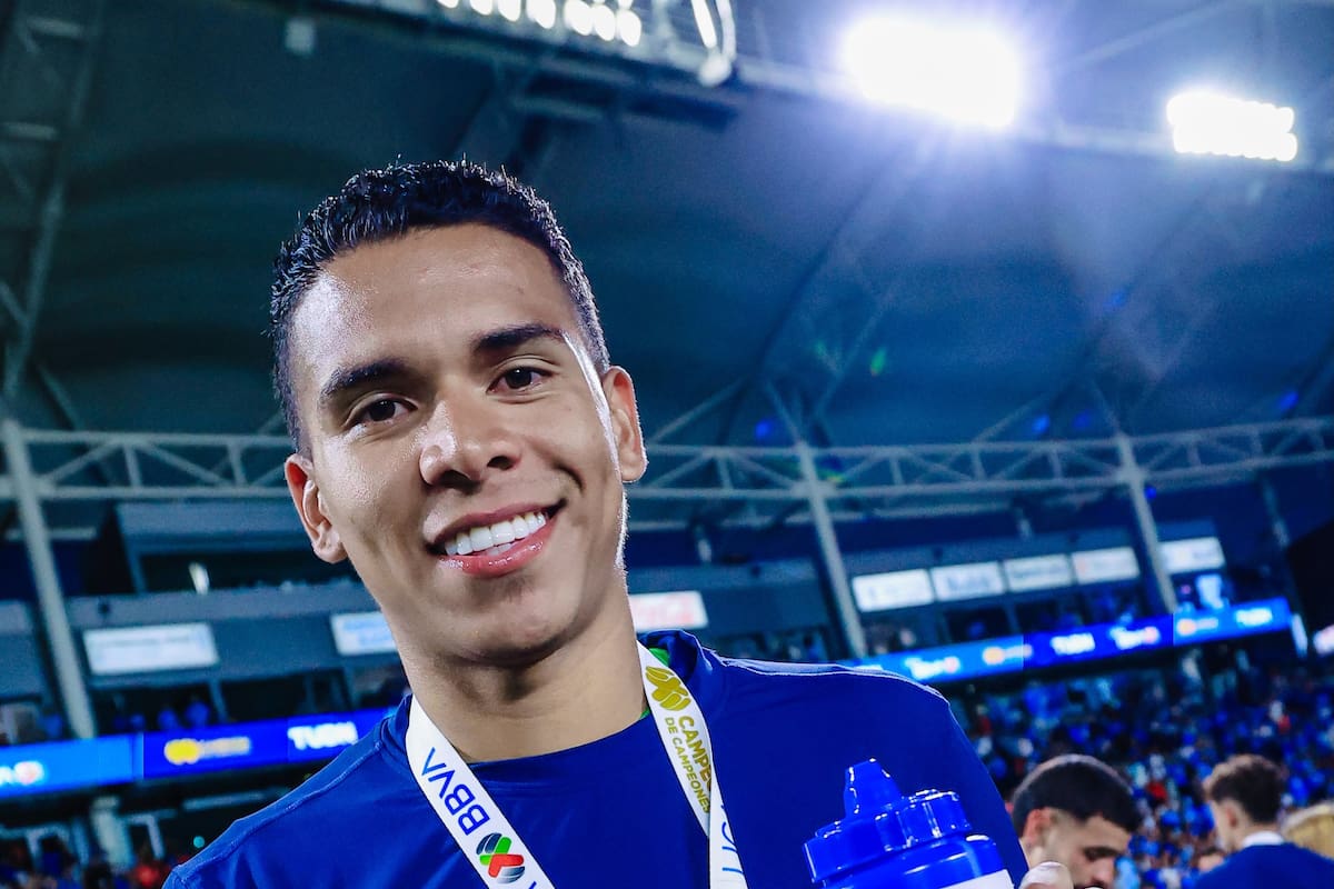 El arquero barranqueño Kevin Mier conquistó un nuevo título con Cruz Azul, que derrotó 3-1 a Toluca para quedarse con el trofeo de Campeón de Campeones de la Liga MX. /FOTO: Cruz Azul