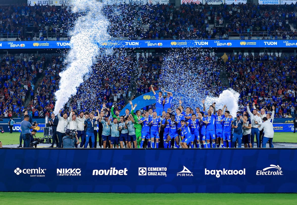 El arquero barranqueño Kevin Mier conquistó un nuevo título con Cruz Azul, que derrotó 3-1 a Toluca para quedarse con el trofeo de Campeón de Campeones de la Liga MX. /FOTO: Cruz Azul
