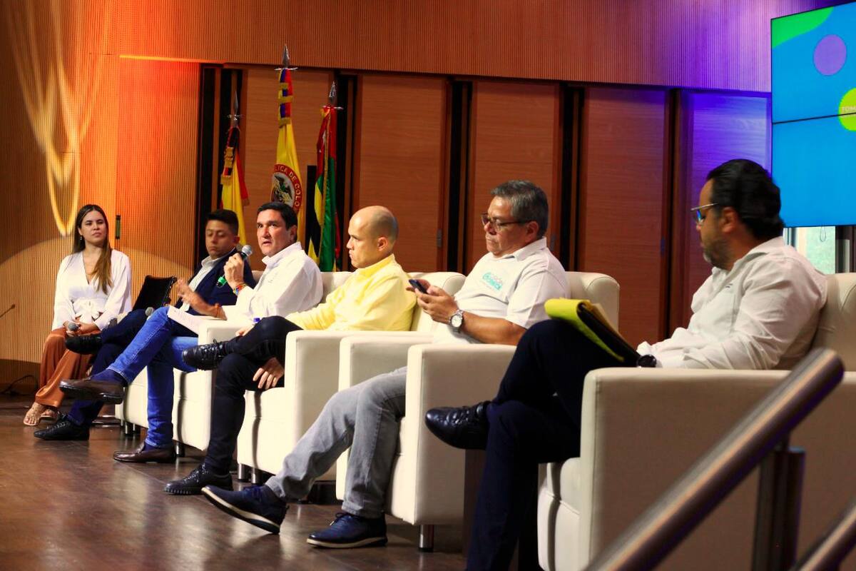 En el auditorio mayor de la UNAB se cumplió ayer un conversatorio sobre los resultados del Informe de Calidad de Vida del Área Metropolitana. En la jornada estuvieron: Johanna Cárdenas Acevedo, directora del Programa BMCV; Miguel Ángel Moreno Suárez, alcalde de Floridablanca; Juan Carlos Cárdenas Rey, alcalde de Bucaramanga; Mario José Carvajal Jaimes, alcalde de Piedecuesta; Miguel Pulido, alcalde encargado de Girón; y Cesar Camilo Hernández, director del AMB. (Foto: Jaime Del Río / VANGUARDIA)