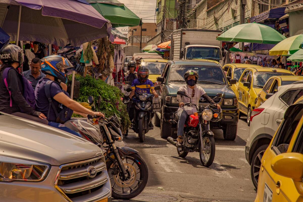 La invasión del espacio público por parte de las ventas ambulantes y el caos en la movilidad son los dos ‘lunares negros’ de Bucaramanga. (Foto: Diego Carvajal / VANGUARDIA)