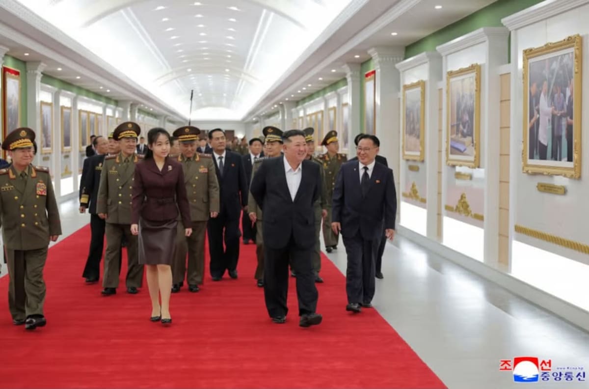 Kim Jong-un, junto a la cúpula del oficialista Partido de los Trabajadores de Corea, su esposa y su hija, participó el domingo en la inauguración del Museo de la Revolución de la Defensa Nacional, con motivo del 81 aniversario de la fundación del partido, sin que Pyongyang diera información respecto de la ubicación de la exposición. ( Fuente: EFE)