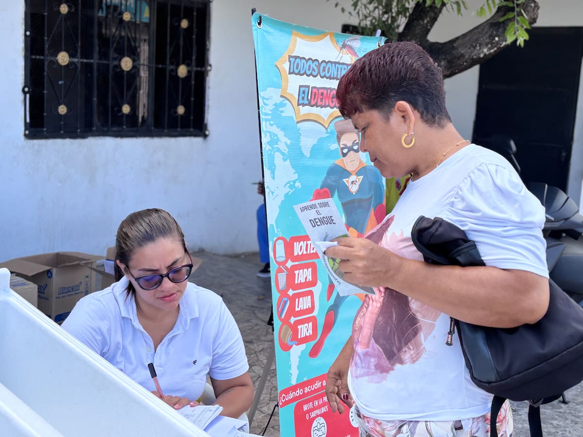 Habitantes del barrio Villarelys recibieron los kits de prevención durante la jornada realizada por la ESE Barrancabermeja.