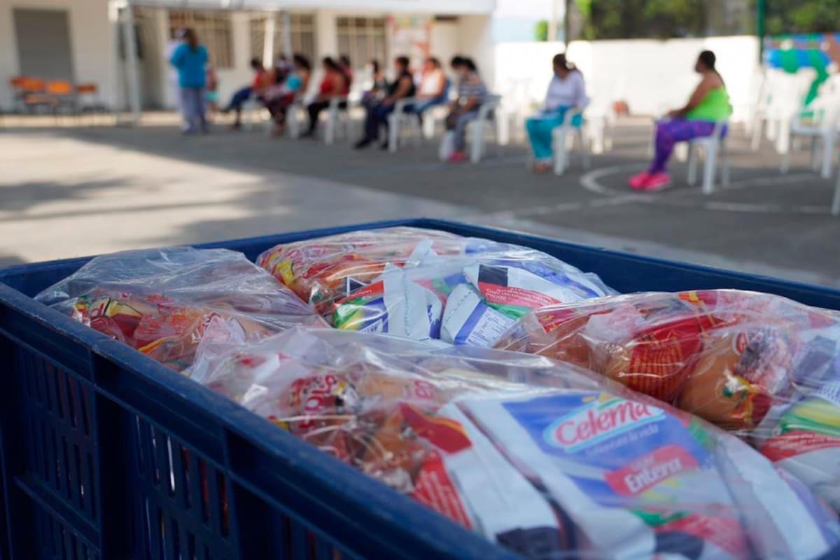 La entrega de estos refrigerios se realizó en 111 sedes educativas de la ciudad. Se repartieron 10 raciones alimentarias por cada estudiante, según lo informado. (Foto: Archivo / VANGUARDIA)