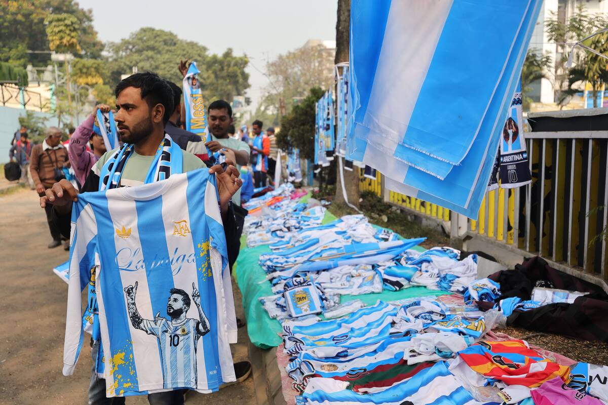 KOLKATA (India), 12/12/2025.- Vendors display items for sale ahead of the Lionel Messi GOAT India Tour on the eve of Messi's arrival to Kolkata, India, 12 December 2025. Lionel Messi, along with Luis Suarez and Rodrigo De Paul, arrives for the GOAT India Tour on 13 December in Kolkata and Hyderabad and concludes in in Delhi on 15 December following a stop in Mumbai on 14 December. EFE/EPA/PIYAL ADHIKARY